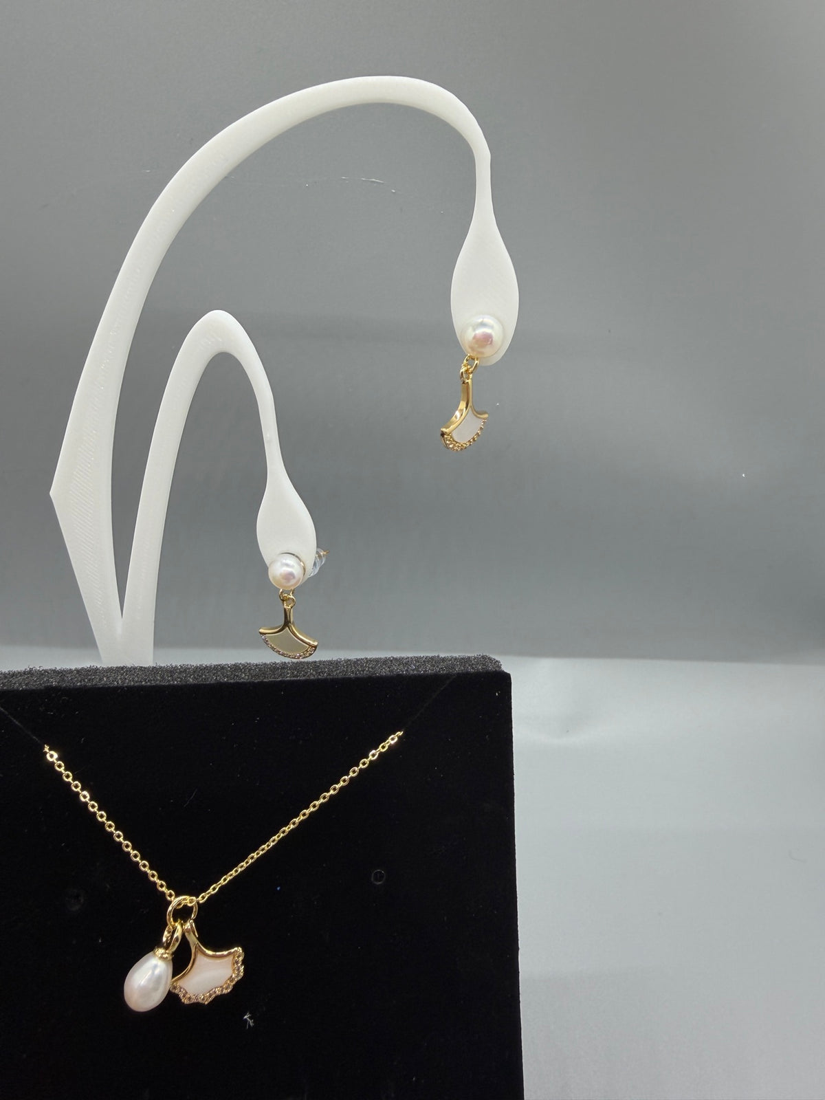 Ginkgo leaf pearl jewelry set - gold necklace and matching pearl earrings